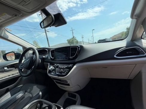 Used 2024 Chrysler Pacifica Touring-L FWD image 15