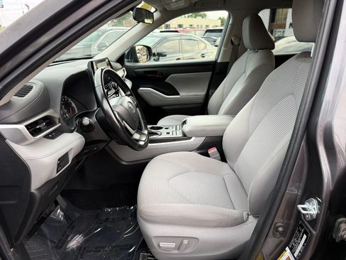 Used 2022 Toyota Highlander LE AWD/4WD image 12