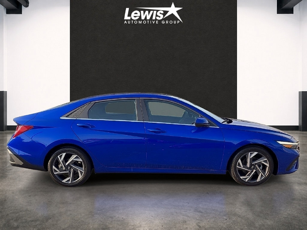 Used 2025 Hyundai Elantra SEL FWD image 5