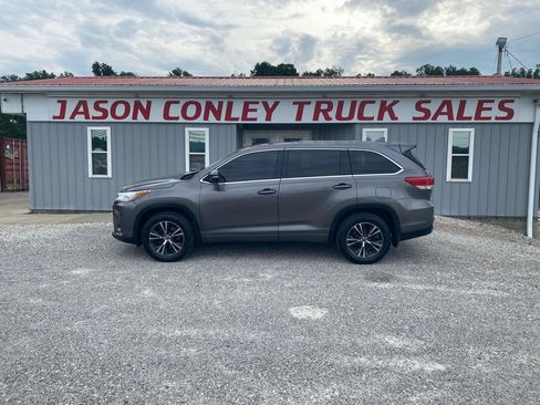Used 2018 Toyota Highlander Plus AWD/4WD image 1
