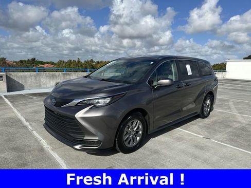 Used 2024 Toyota Sienna LE image 34