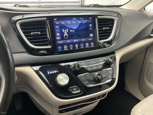 Used 2020 Chrysler Pacifica Touring-L Plus image 10