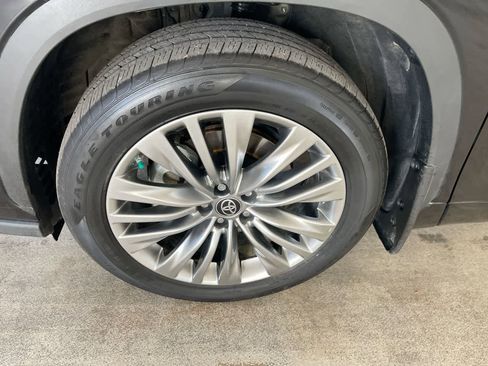 Used 2024 Toyota Highlander Platinum image 10