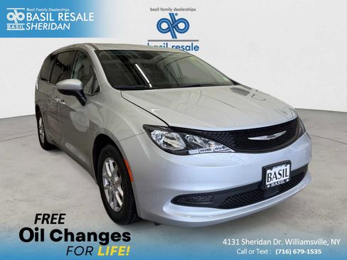 Used 2023 Chrysler Voyager LX image 1