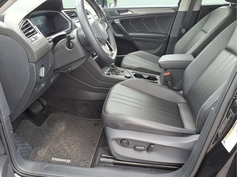 Used 2024 Volkswagen Tiguan SE w/ Panoramic Sunroof Package AWD/4WD image 14