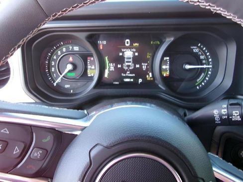 Used 2025 Jeep Wrangler Unlimited Sahara w/ Safety Group AWD/4WD image 12