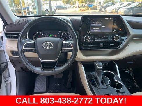 Used 2020 Toyota Highlander XLE FWD image 18