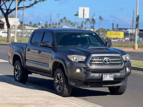 Used 2017 Toyota Tacoma SR AWD/4WD image 6
