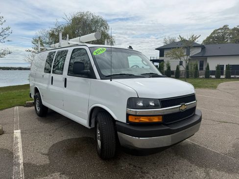 Used 2018 Chevrolet Express 2500 w/ Driver Convenience Package RWD image 3