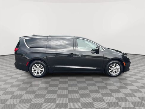 Used 2023 Chrysler Pacifica Touring-L FWD image 4