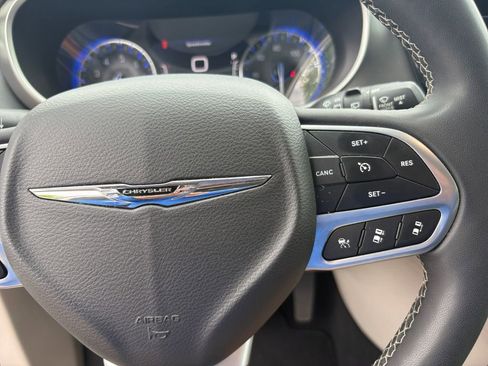 Certified 2023 Chrysler Pacifica Touring-L image 27