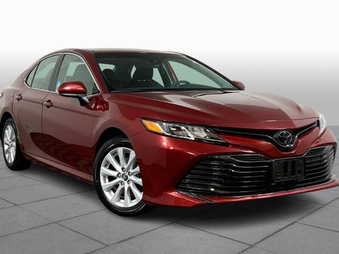 Used 2019 Toyota Camry LE image 2