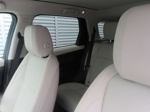 Used 2023 Land Rover Discovery Sport SE image 17