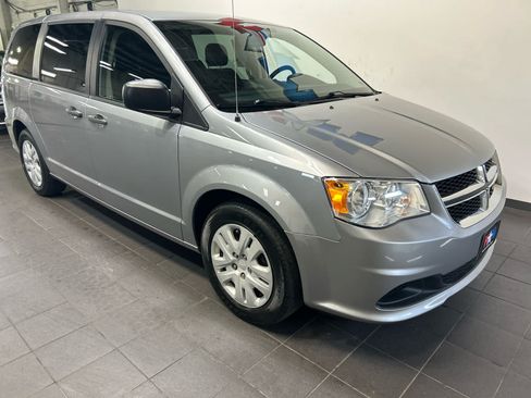 Used 2019 Dodge Grand Caravan SE w/ UConnect Hands-Free Group FWD image 2