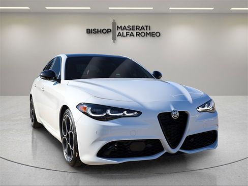 New 2025 Alfa Romeo Giulia Base image 1