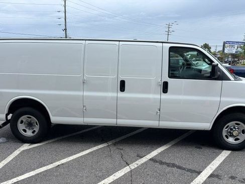 Used 2017 Chevrolet Express 2500 Extended RWD image 5