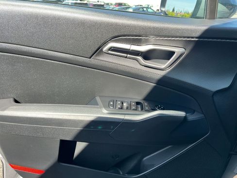 Used 2025 Kia Sportage LX image 18