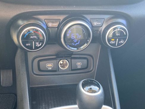 Used 2023 Hyundai Venue SEL image 20