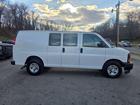 Used 2017 Chevrolet Express 2500 RWD 2500 135 image 4