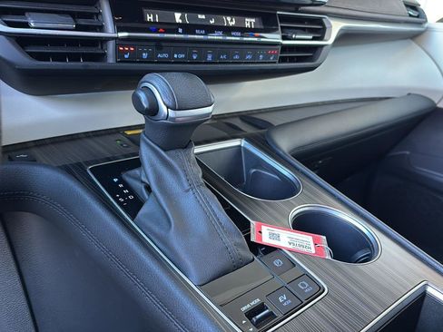 Used 2024 Toyota Sienna Platinum image 23
