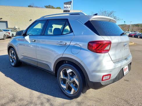 Used 2021 Hyundai Venue SEL image 22