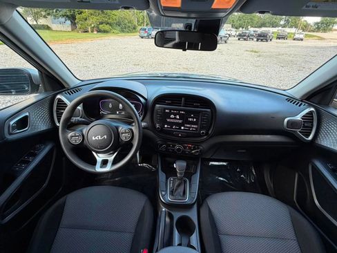 Used 2025 Kia Soul LX w/ LX Technology Package FWD image 11