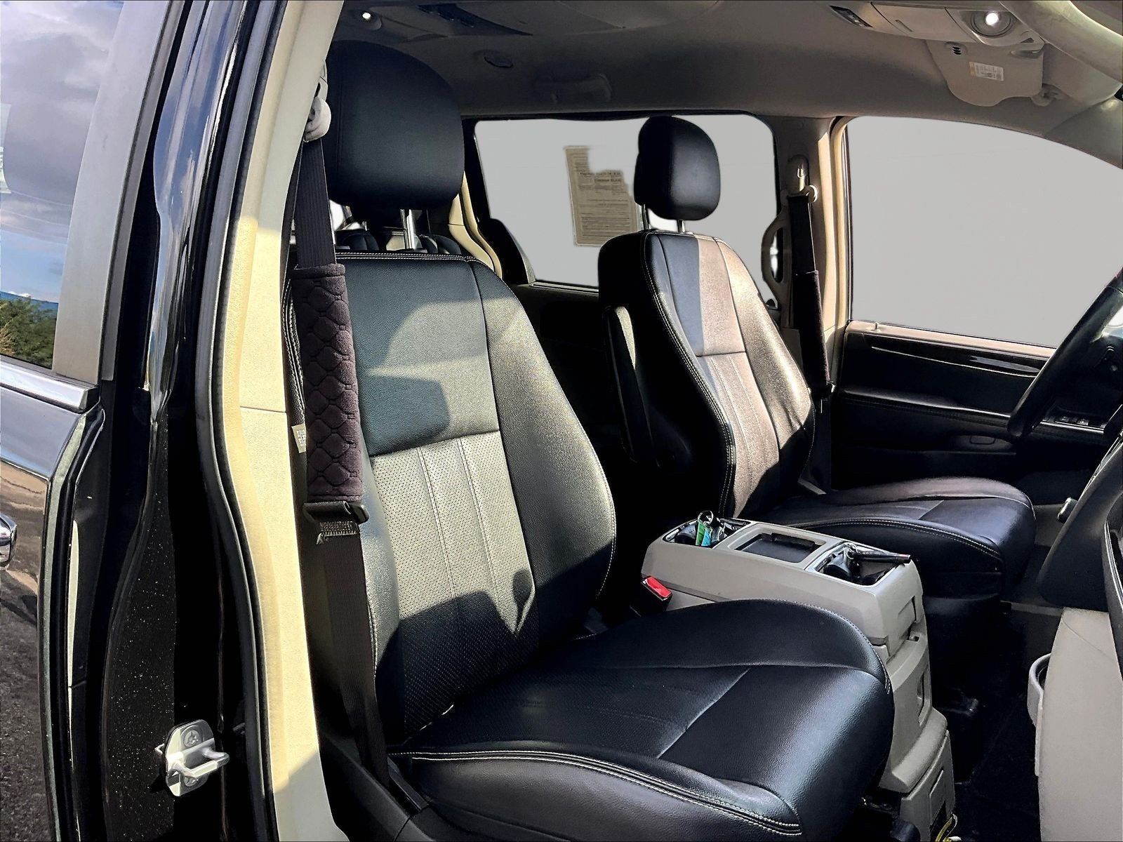 Used 2015 Chrysler Town & Country Touring-L w/ Driver Convenience Group FWD image 28