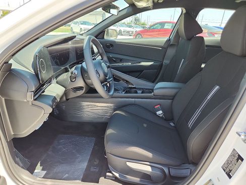 New 2025 Hyundai Elantra SEL FWD image 9