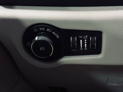 Used 2024 Chrysler Pacifica Touring-L image 34