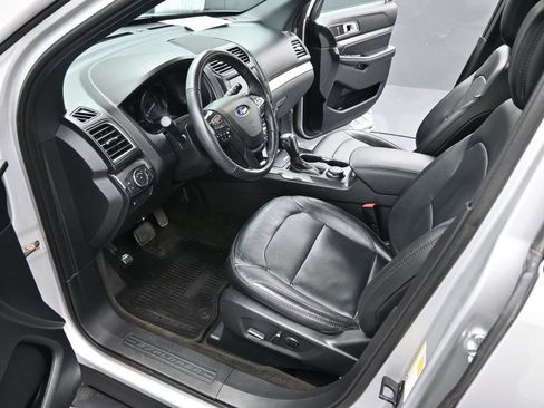 Used 2018 Ford Explorer XLT w/ Equipment Group 202A AWD/4WD image 11