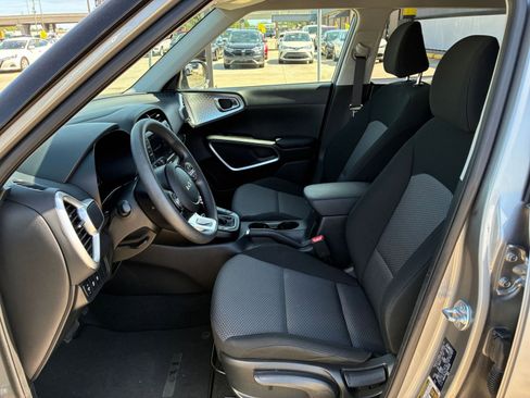 Used 2025 Kia Soul LX w/ LX Technology Package FWD image 20