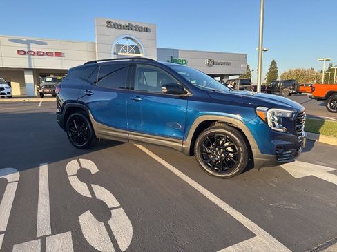 Used 2023 GMC Terrain SLT w/ Infotainment Package II image 3