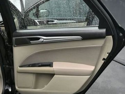 Used 2019 Ford Fusion SE FWD image 19