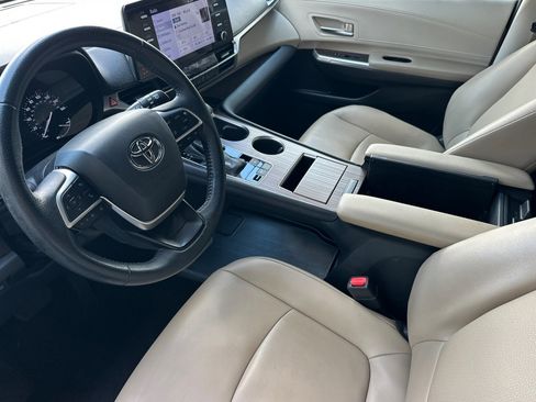 Certified 2022 Toyota Sienna XLE AWD/4WD image 9