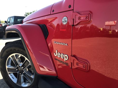 Used 2018 Jeep Wrangler Unlimited Sahara image 10