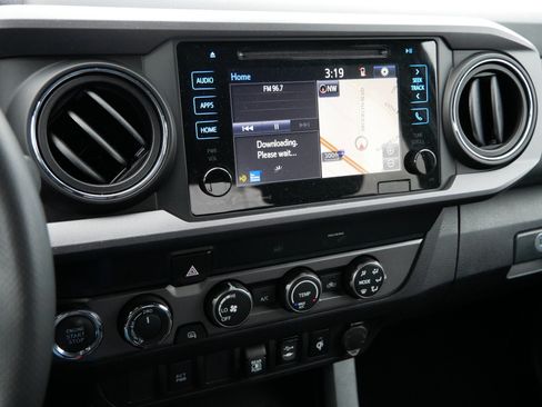 Used 2019 Toyota Tacoma TRD Sport image 3