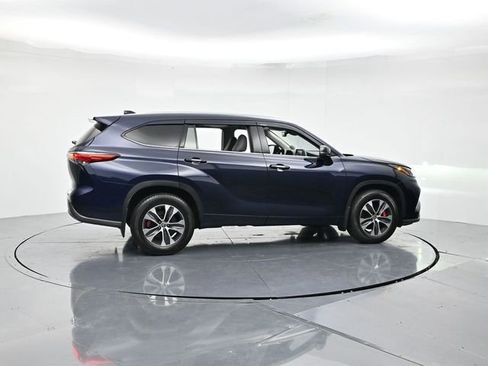 Used 2022 Toyota Highlander XLE image 2