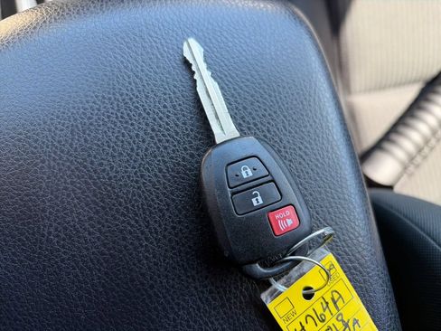 Used 2018 Toyota RAV4 LE FWD image 27