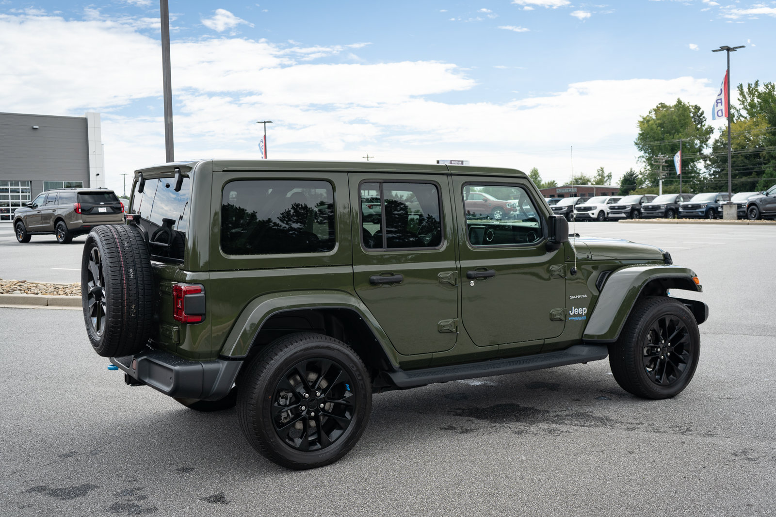 Used 2022 Jeep Wrangler Unlimited Sahara w/ Cold Weather Group AWD/4WD image 10