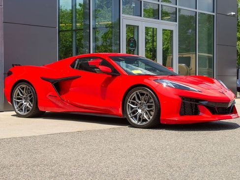 Used 2025 Chevrolet Corvette Z06 RWD image 3