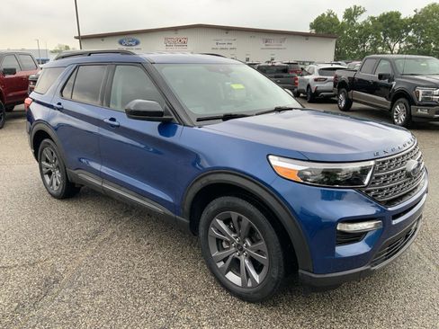 Used 2022 Ford Explorer XLT w/ Equipment Group 202A AWD/4WD image 2