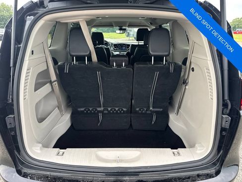Used 2024 Chrysler Pacifica Touring-L FWD image 14