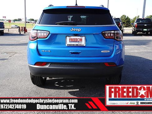 Used 2025 Jeep Compass Latitude AWD/4WD image 4