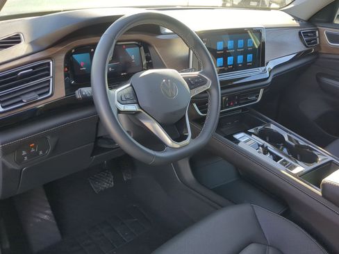 Used 2024 Volkswagen Atlas SE image 12