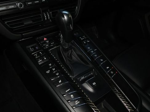 Used 2019 Porsche Macan AWD/4WD image 34