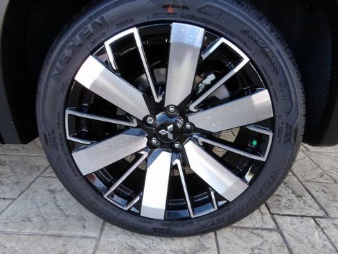 New 2025 Mitsubishi Outlander SE image 12