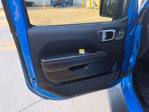 Used 2025 Jeep Gladiator Sport AWD/4WD image 9