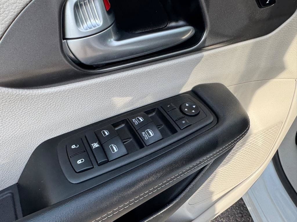 Used 2024 Chrysler Pacifica Limited FWD image 17