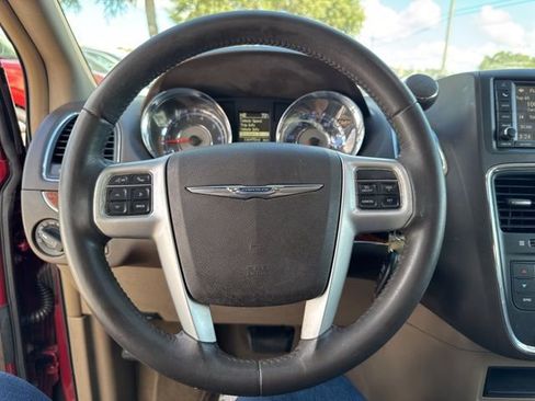 Used 2016 Chrysler Town & Country Touring image 27
