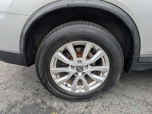 Used 2018 Nissan Rogue SV AWD/4WD image 12